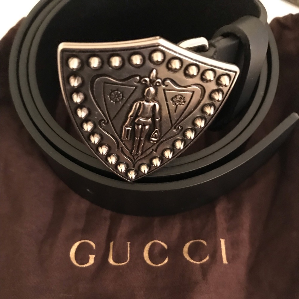 Black Leather Gucci Crest Belt